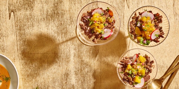 Verrines van Koreaans rundsvlees met mangosalsa